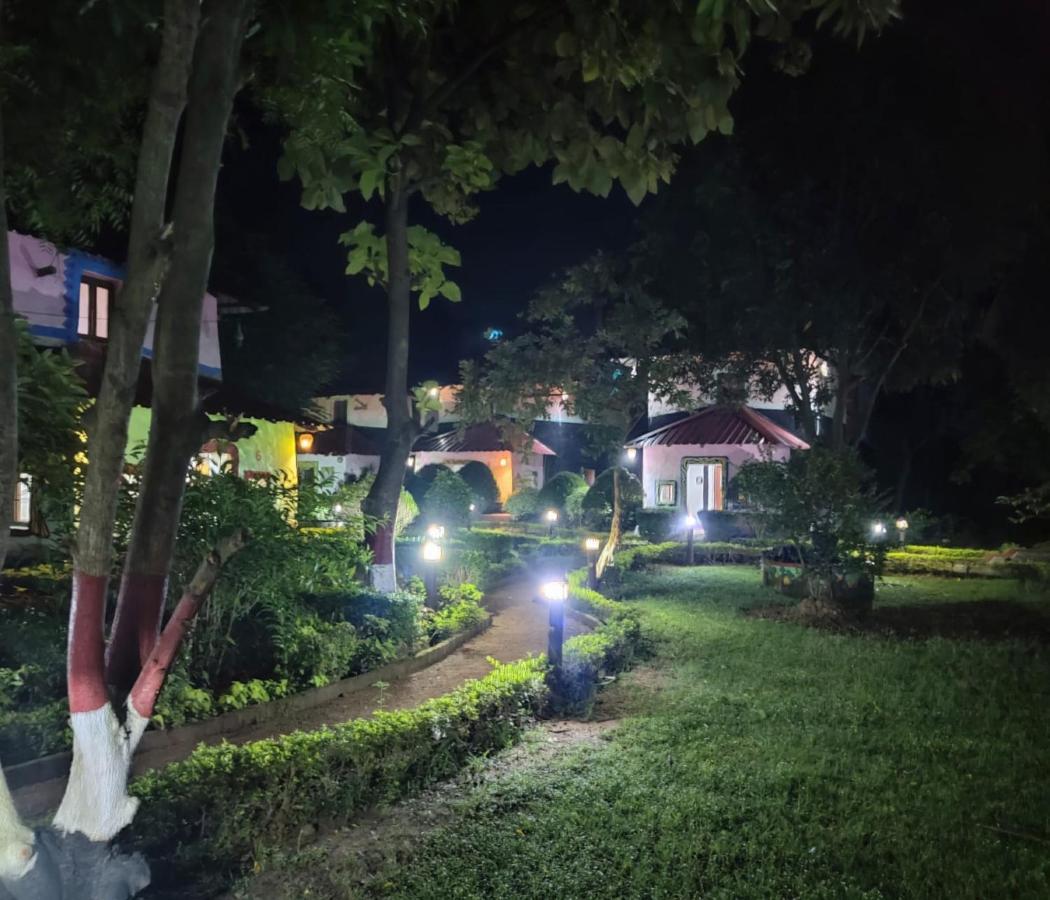 Raktokorobi Karu Gram Hotel Sri Niketan Exterior photo