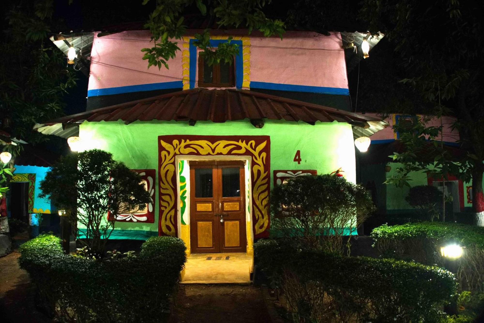 Raktokorobi Karu Gram Hotel Sri Niketan Exterior photo
